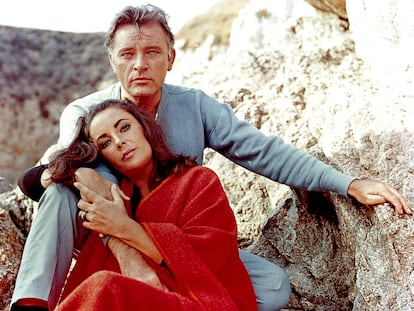 Elizabeth Taylor y Richard Burton en el 'set' de rodaje de 'The Sandpiper' en 1965. La pareja se casó y divorció dos veces.