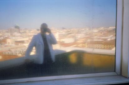 Autorretrato en la terracita-fumadero de la 7ª planta del edificio de la Cadena Ser en Gran Vía. Madrid, Septiembre de 2007.