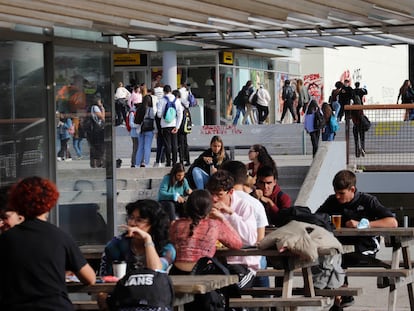 Estudiantes en el campus de Bellaterra de la UAB.