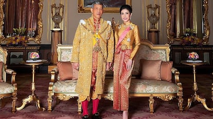 El rey Maha Vajiralongkorn, Rama X de Tailandia, con su concubina, repudiada Sineenat Wongvajirapakdi, en agosto.