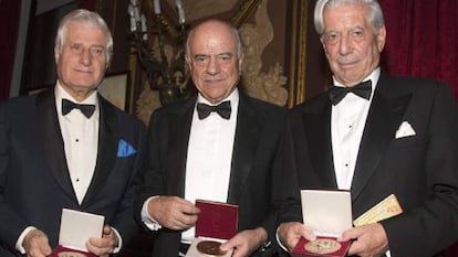 De izquierda a derecha, el duque de Alba, Carlos Fitz James-Stuart, el presidente del BBVA, Francisco González, y el premio Nobel de Literatura, Mario Vargas Llosa.