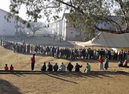 Vecinos de Harare, capital de Zimbabue, hacen cola para votar en los comicios presidenciales de ayer.