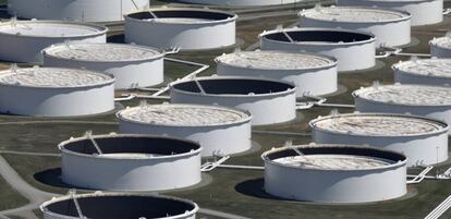 Tanques de almacenamiento de petróleo en Cushing (Oklahoma, EE UU).