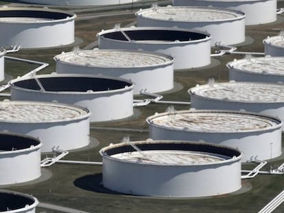 Tanques de almacenamiento de petróleo en Cushing (Oklahoma, EE UU).