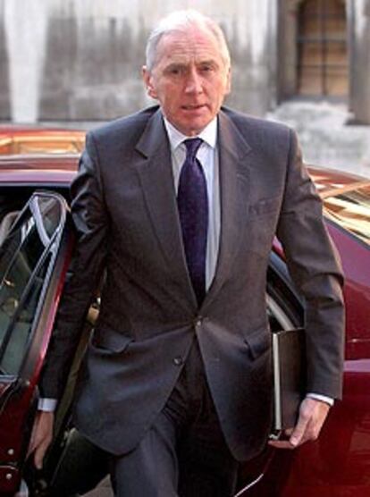 El juez lord Hutton a su llegada, ayer, a la Corte Real de Justicia.
/ REUTERS