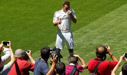 Carvajal besa el escudo en su presentación con el Real Madrid.