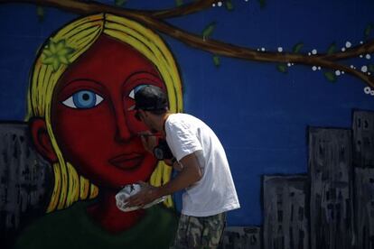El artista portugués Tinta Crua trabaja en una obra en unos muros exteriores del hospital Julio de Matos en Lisboa.