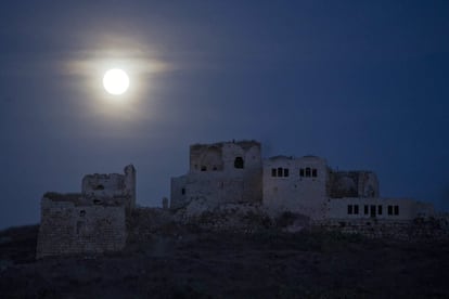 La lluna plena sobre la fortalesa d'Antípatris, al Parc Nacional de Tel Afek prop de Rosh Haayin, Israel.