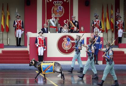 La legi&oacute;n, con su mascota, pasa ante la tribuna de honor en el desfile de la Fiesta Nacional. 