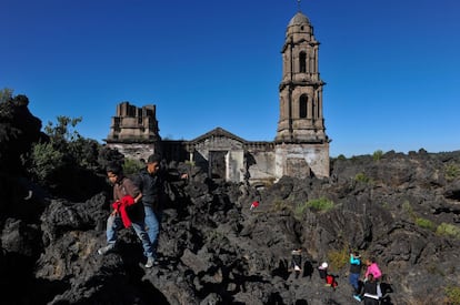Visitantes pasean en el interior de la iglesia, actualmente el turismo es el principal ingreso en la zona. Cada año, miles de visitantes llegan al volcán para observar las ruinas que siguen intactas, tal y como la lava las sepultó, después de 75 años.