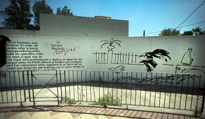 Un mural recuerda a Antonio Machado en Rocafort y reproduce la viñeta de Ramón Gaya que lo pinta cruzando la acequia de Montcada.