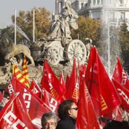 Miles de personas acudieron hoy en Madrid a la manifestación convocada por UGT y CCOO con el lema "Que no se aprovechen de la crisis, el trabajo lo primero, por el diálogo social".