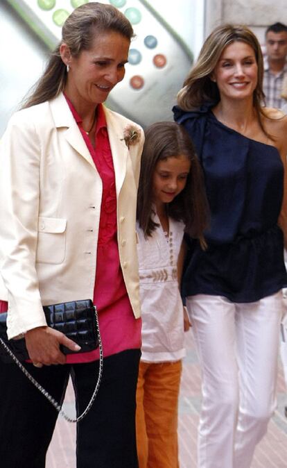 La princesa Letizia y la infanta Elena acuden al teatro acompañadas por Victoria, hija de doña Elena.