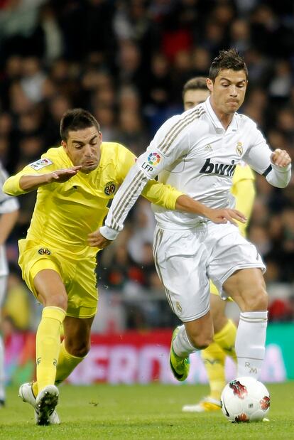 Crisitano Ronaldo pugna por el balón.