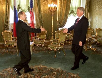 Saludo al inicio de la reunión de los presidentes, Bill Clinton y Vladimir Putin, en el Despacho Verde del Kremlin, el 4 de junio de 2000.