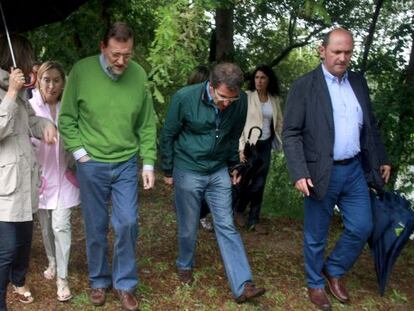 Un paseo a la orilla del río Umia, en la comarca pontevedresa de O Salnés, sirvió a Mariano Rajoy para comenzar públicamente sus días de descanso en Galicia. Dedicará su asueto “a caminar sin descuidar el trabajo".