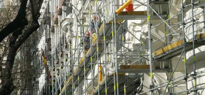 Imagen de la rehabilitaci&oacute;n de una fachada en un edificio de Madrid.