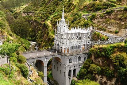 O santuário da Virgem de Las Lajas está empoleirado a 100 metros de altura no desfiladeiro do rio Guáitara, e se comunica com o outro lado da ravina por uma ponte. A construção deste templo católico corresponde, segundo a lenda, a uma série de milagres. Conta-se que uma mulher indígena e sua filha surda-muda foram surpreendidas por uma tempestade em 1754 e, ao buscar abrigo, viram a imagem da Virgem Maria na parede de pedra e, imediatamente depois, a menina recuperou a fala e a audição. E também que um homem cego recuperou sua visão aqui. Desde então, os peregrinos começaram a ir ao local em busca de cura e em 1949 a capela construída em torno da imagem se tornou esta grande igreja, localizada a dois quilômetros da cidade de Ipiales, na região colombiana de Nariño.