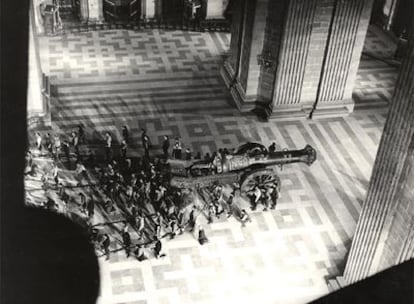 Escena del rodaje de <i>Orgullo y pasión</i> en la basílica de San Lorenzo de El Escorial.