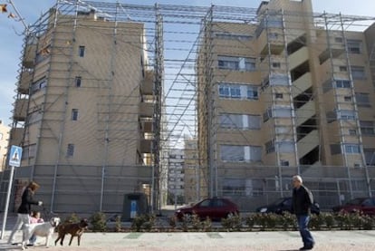 Edificio de Vallecas rodeado de una estructura metálica diseñada por el arquitecto para envolver la casa con plantas enredaderas.