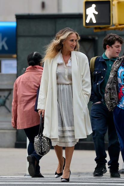 Con vestido semitransparente y guardapolvos de los años ochenta de London Fog. Las zapatos de salón, con puntera metalizada, son de Isabel Marant y el bolso, de Sonia Rykiel.