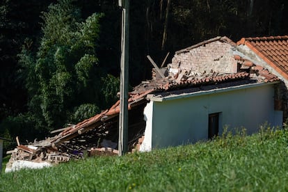 El derrumbe del tejado de la vivienda ubicada en la localidad de Budores, en el concejo de Gozón.