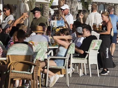 Turistas alemanes en una terraza cerca de la playa de El Arenal de Palma de Mallorca, el pasado junio.