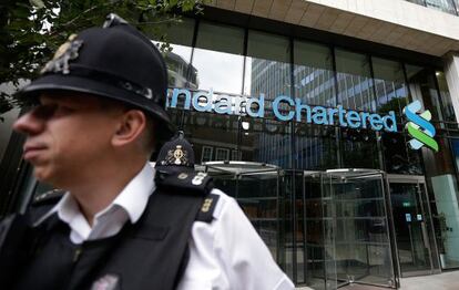 Un polic&iacute;a abandona las oficinas de Standard Chartered en Londres.