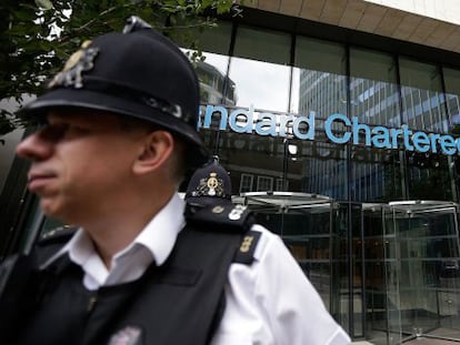 Un polic&iacute;a abandona las oficinas de Standard Chartered en Londres.