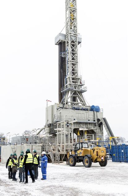 La torre de perforación de Gapowo mide unos 50 metros de altura y está situada a escasos centenares de metros de las casas y muy cerca de una extensión arbolada. En la zona se alcanzan en esta época temperaturas de -20 grados. Hay dos turnos de trabajo de 12 horas, por lo que la perforación nunca se detiene. Si el pozo no fuera comercialmente interesante, se sellaría y se devolvería la zona a su estado original, según explican en BNK.