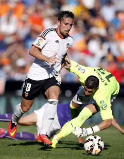 Alcácer, en el momento de marcar el tercer gol.