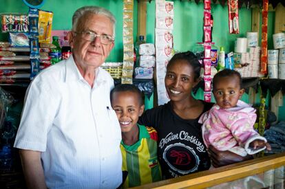 Alfredo Roca posa para una foto con Mulu Gebre, una de las primeras niñas beneficiadas del proyecto de apadrinamientos que el misionero inició hace 25 años. Gracias a la ayuda que esta mujer recibió por parte de una familia española, pudo estudiar. Hoy es la dueña de una tienda de ultramarinos (donde se ha tomado la imagen). Los dos niños son sus hijos: Markus y Maryam.