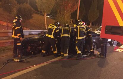 Bomberos del Ayuntamiento de Madrid rescatan a una de las víctimas del kamikaze.