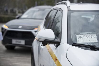 Coches autónomos, identificados con una placa especial, circulan por la zona de pruebas habilitada en Shanghái.