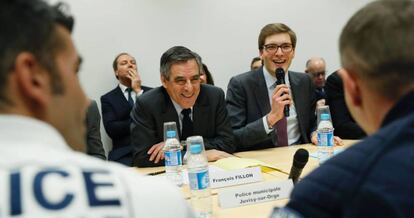 François Fillon en un encuentro con alcaldes y policías municipales.