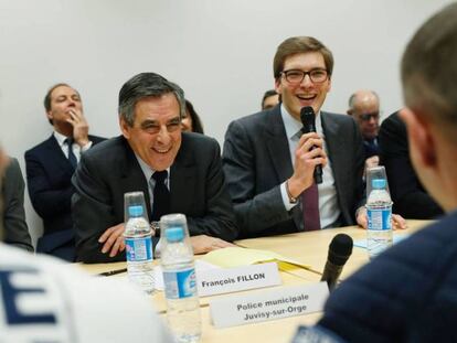 Fran&ccedil;ois Fillon en un encuentro con alcaldes y polic&iacute;as municipales. 