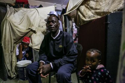 Peter Moyo, zimbabuense de 46 años. Es uno de los que lleva más tiempo en el albergue, ocho años. Su mujer y tres hijos siguen en Zimbabue. No tiene trabajo y se muestra “agradecido con el obispo” porque le da un “techo” pero al mismo tiempo no esconde su “decepción” por no haber conseguido algo más que esta iglesia. “Nunca me imaginé estar tantos años viviendo aquí”, admite.