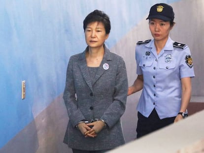 La expresidenta de Corea del Sur, Park Geun-hye, llega ayer a su juicio en Seúl.