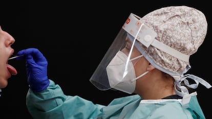 A health worker carries out a PCR test in Navarre.