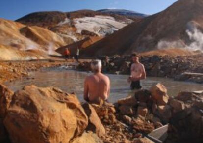 Baño en aguas termales junto a un volcán en Islandia.