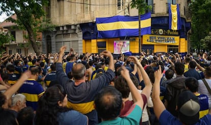 Hinchas de Boca miran el clásico en plena calle por pantalla gigante.