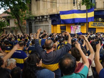 Hinchas de Boca miran el cl&aacute;sico en plena calle por pantalla gigante.