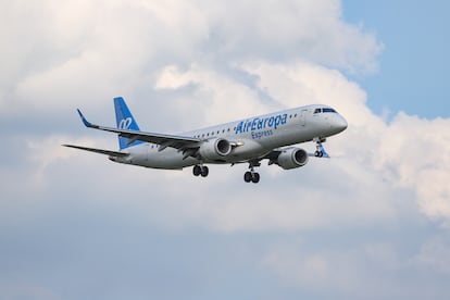 Avión de Air Europa aterrizando en el aeropuerto de Dusseldorf (Alemania).