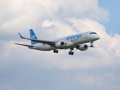 Avión de Air Europa aterrizando en el aeropuerto de Dusseldorf (Alemania).