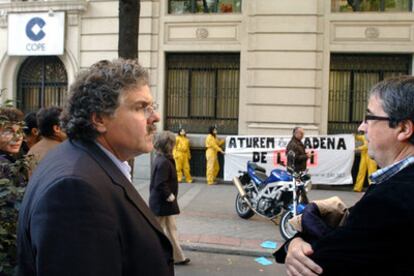 Joan Tardà (izquierda) y Joan Puig, durante la protesta de ERC ante la sede de la Cope.