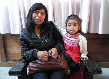 Alesina, de 19 años, con su hija en la consulta de planificación familiar.