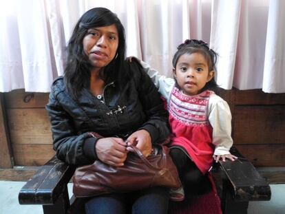 Alesina, de 19 a&ntilde;os, con su hija en la consulta de planificaci&oacute;n familiar.