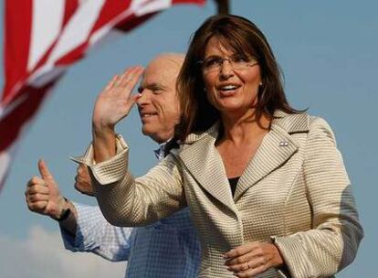 La candidata republicana a la vicepresidencia de EE UU, Sarah Palin, y John McCain, en O'Fallon (Misuri).