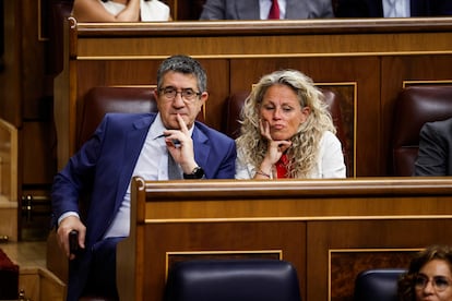Patxi López, portavoz del PSOE en el Congreso, y Montse Mínguez, portavoz de la ejecutiva federal del PSOE.