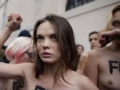 Oksana Shachko, ativista do Femen, durante um protesto em Paris em 2012